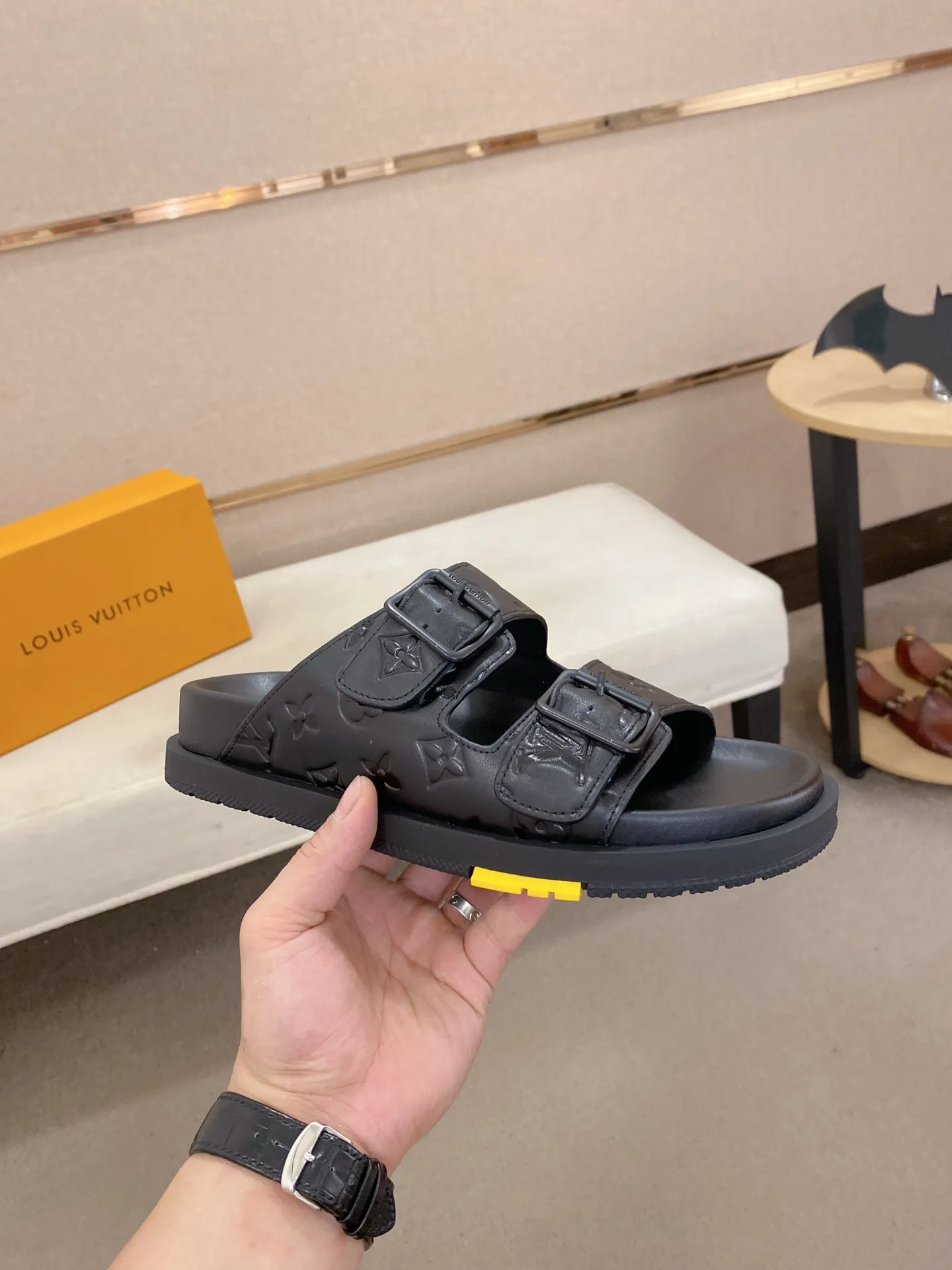Factory price: 420💰Made by LV🔍Top purchasing agent. Men's spring and summer slippers are available at the same counter. The uppers are made of cowhide imported from Italy. High-quality craftsmanship, soles: original soles specially provided by the original factory, exclusive movable molded soles are super comfortable, original factory follow-up goods, 🔍🔍high quality, can be entered and exited the counter at will, welcome to compare, code number 38-44. Can be customized45